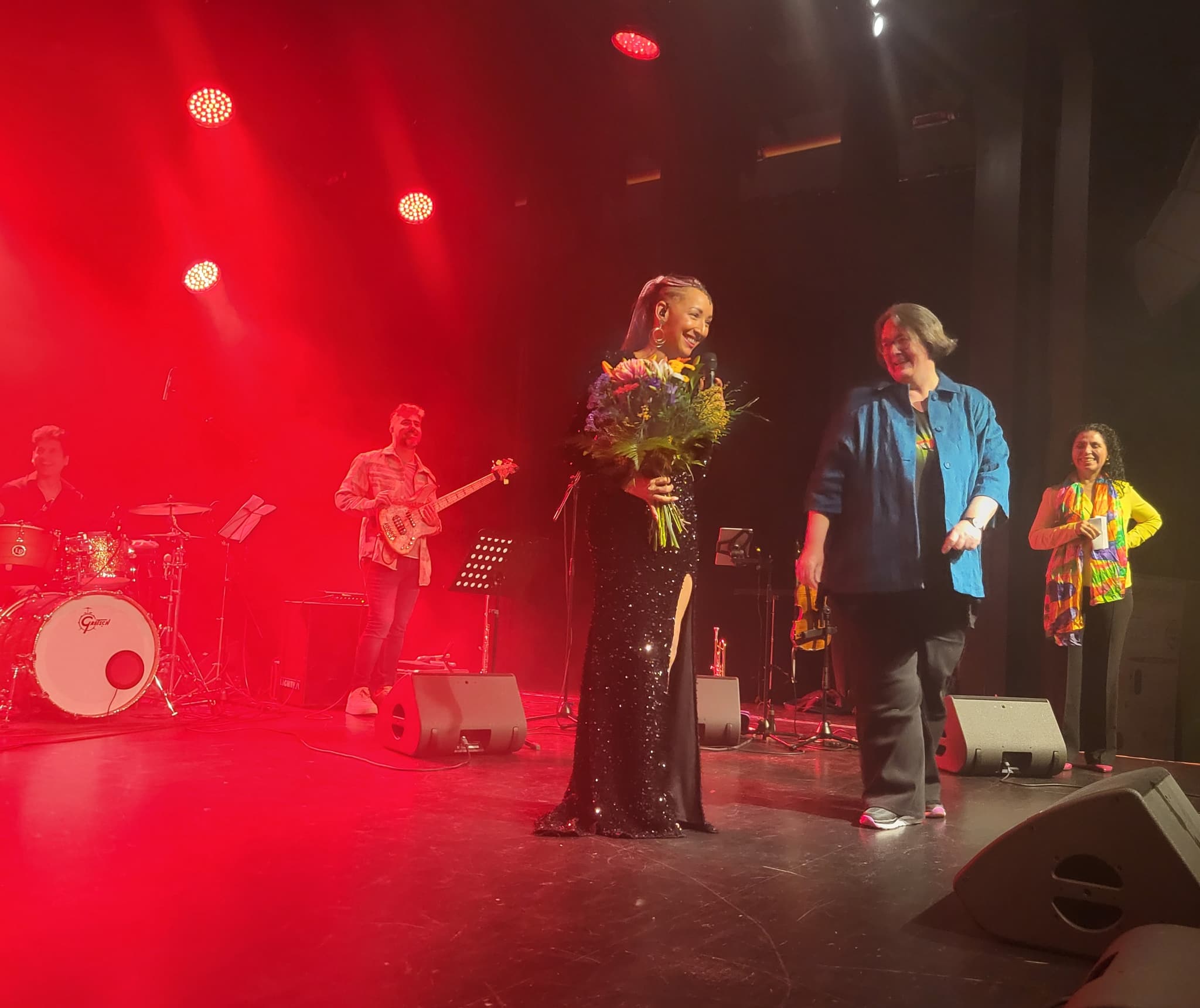 Sängerin Lisbania Perez mit Blumenstrauß bei ihrem Benefizkonzert