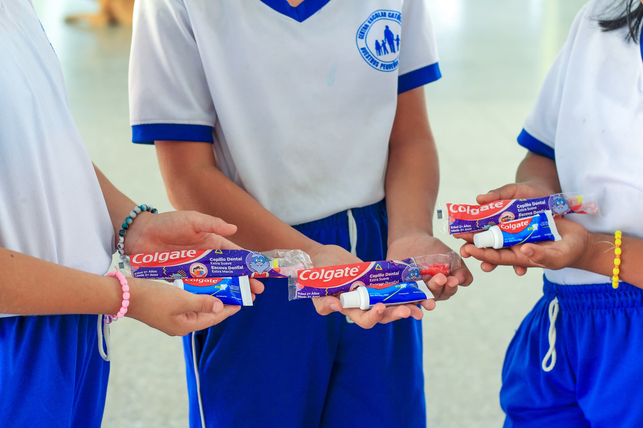 Kinder halten Zahnpastatuben in den Händen