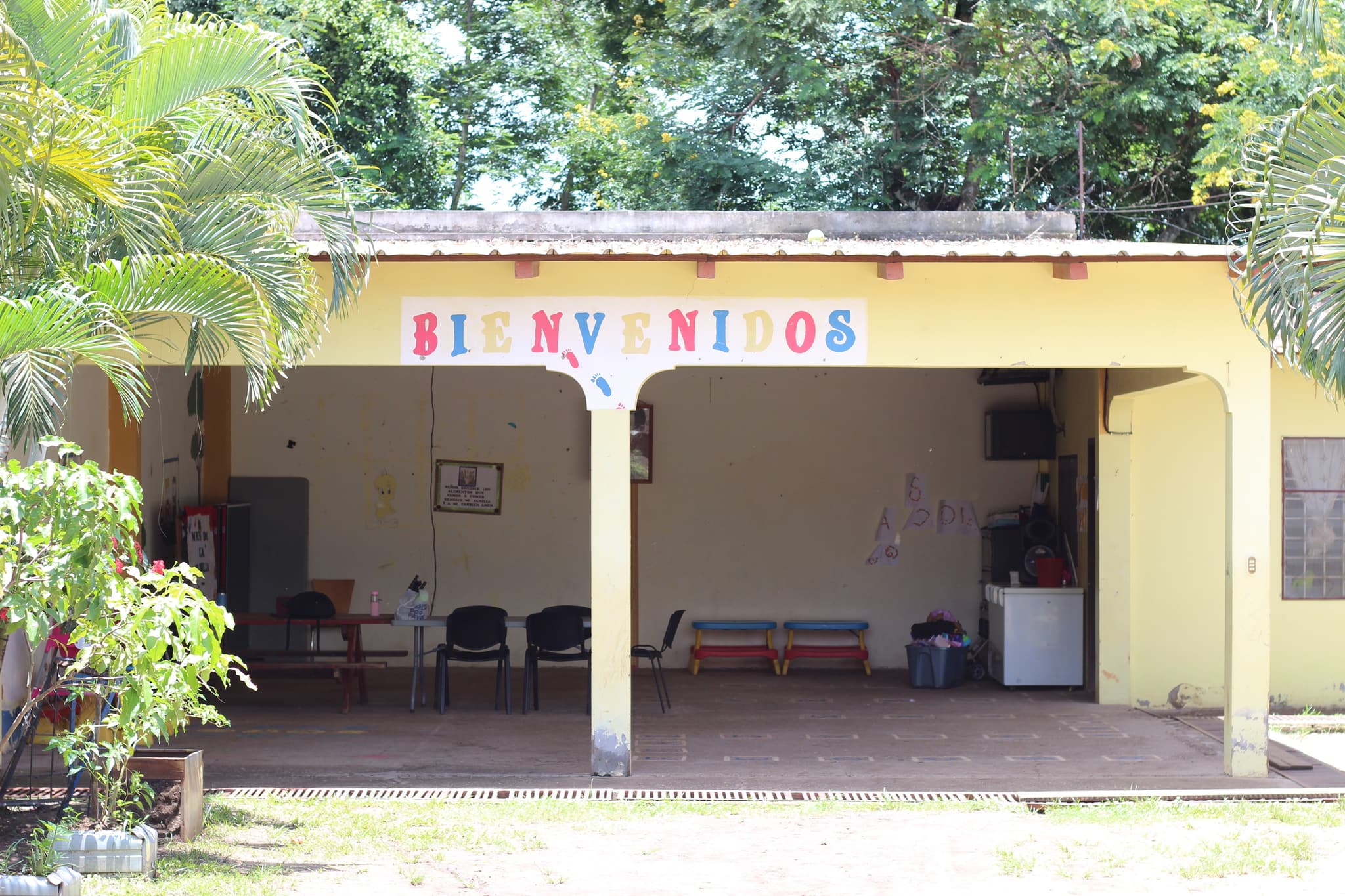 Vorderseite des nph-Schutzhauses in Honduras mit einem Schild auf dem "Bienvenidos" steht.