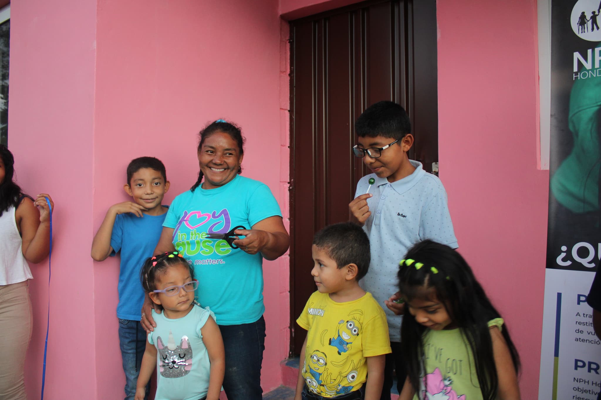 Familie vor dem Familienzentrum in Honduras.