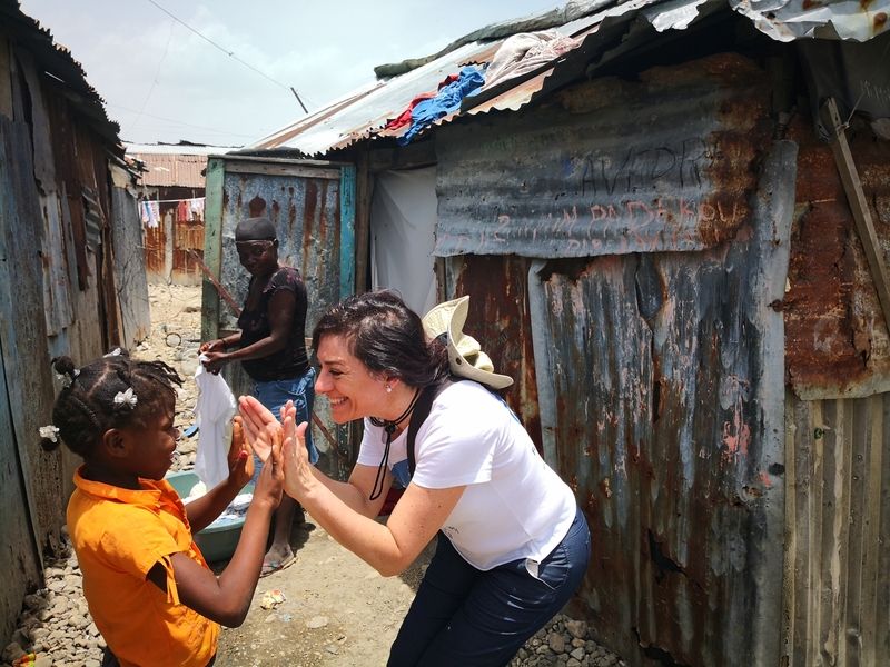 Auf Augenhöhe begegnen auch die ausländischen Helfer den Kindern und Familien in Haiti, um gemeinsam ihre Situation zu verbessern.
