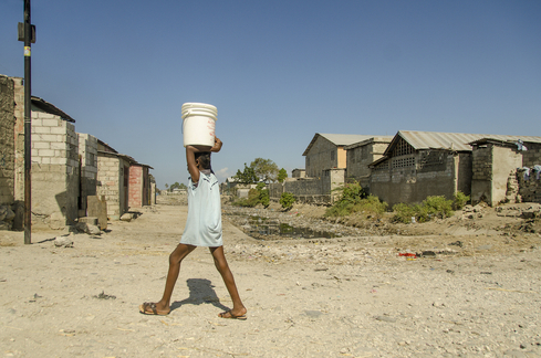Alltag in Haiti: Kilometerlange Fußmärsche, um Wasser zu holen.
