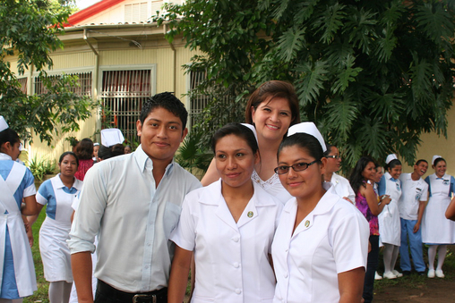 Luz (rechts) hat ihre Ausbildung zur Krankenschwester erfolgreich beendet.