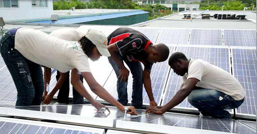 Auf den Dächern des Kinderkrankenhauses St. Damien fangen seit 2013 Solarmodule die wertvolle Sonnenenergie ein.