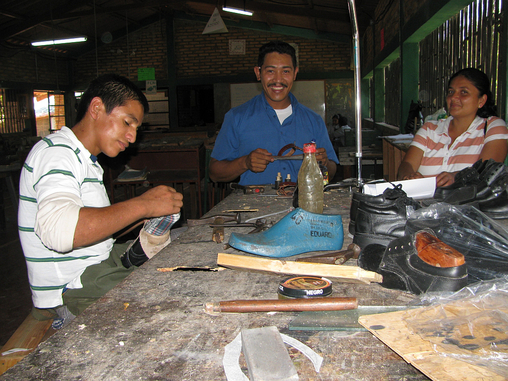 In der Ausbildungwerkstatt von nph hondras lernen jährlich rund 25 Jugendliche das Schuhmacher-Handwerk.