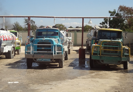 Die eigene Wasserabfüllstation von nph kann drei Tanklastwagen gleichzeitig befüllen.