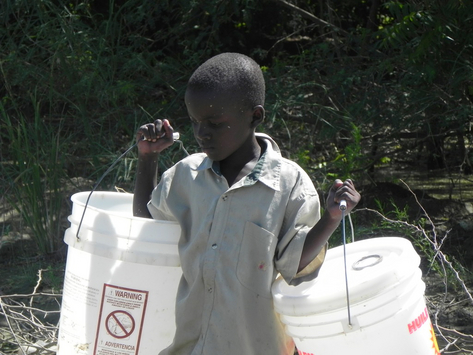 Kinder müssen oft weit laufen, um Wasser zu ihrer Familie zu transportieren.