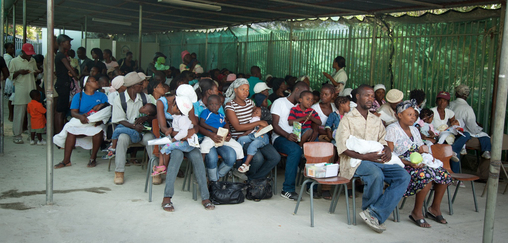 Wartende Eltern vor dem nph-Kinderkrankenhaus in Haiti.