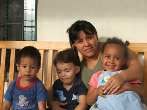 Eine Mutter in der nph-Kindertagesstätte in Honduras